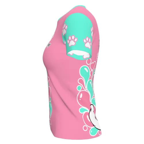 Camisa feminina com estampa de gato branco de costas, fundo rosa com detalhes em verde água e patinhas, além dos dizeres Pet Shop Banho e Tosa na frente, costas e mangas.