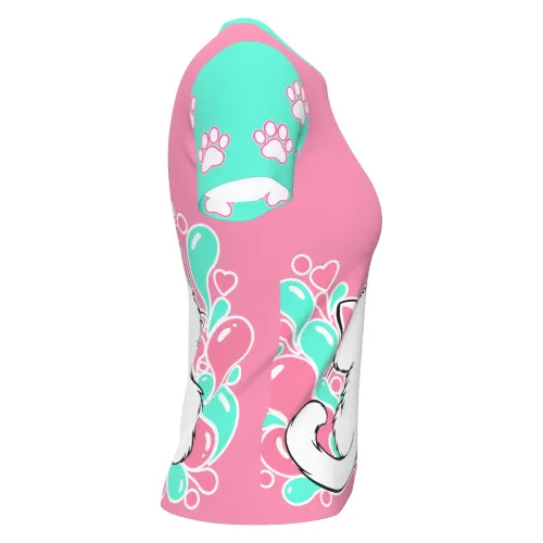 Camisa feminina com estampa de gato branco de costas, fundo rosa com detalhes em verde água e patinhas, além dos dizeres Pet Shop Banho e Tosa na frente, costas e mangas.