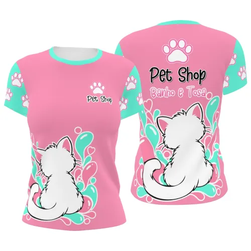 Camisa feminina com estampa de gato branco de costas, fundo rosa com detalhes em verde água e patinhas, além dos dizeres Pet Shop Banho e Tosa na frente, costas e mangas.