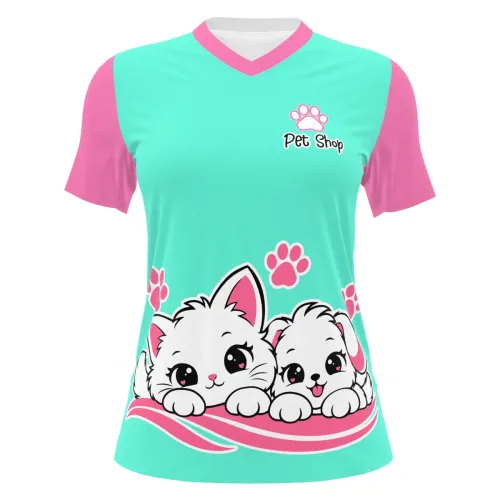 Camisa inteira estampada com fundo azul claro, mangas e gola rosa, ilustrações fofas de gato e cachorro na frente e nas costas, além de patinhas e o texto Pet Shop.