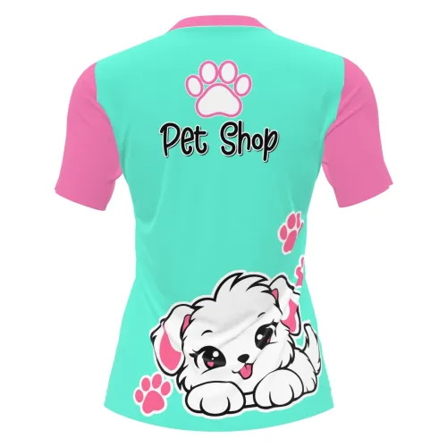 Camisa inteira estampada com fundo azul claro, mangas e gola rosa, ilustrações fofas de gato e cachorro na frente e nas costas, além de patinhas e o texto Pet Shop.