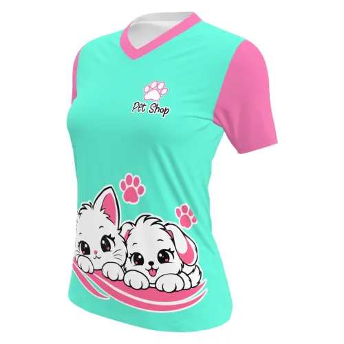 Camisa inteira estampada com fundo azul claro, mangas e gola rosa, ilustrações fofas de gato e cachorro na frente e nas costas, além de patinhas e o texto Pet Shop.