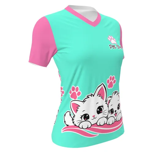 Camisa inteira estampada com fundo azul claro, mangas e gola rosa, ilustrações fofas de gato e cachorro na frente e nas costas, além de patinhas e o texto Pet Shop.