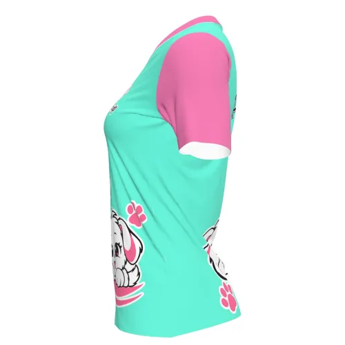 Camisa inteira estampada com fundo azul claro, mangas e gola rosa, ilustrações fofas de gato e cachorro na frente e nas costas, além de patinhas e o texto Pet Shop.