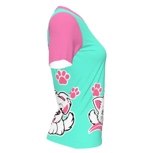 Camisa inteira estampada com fundo azul claro, mangas e gola rosa, ilustrações fofas de gato e cachorro na frente e nas costas, além de patinhas e o texto Pet Shop.