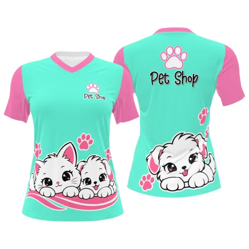 Camisa inteira estampada com fundo azul claro, mangas e gola rosa, ilustrações fofas de gato e cachorro na frente e nas costas, além de patinhas e o texto Pet Shop.