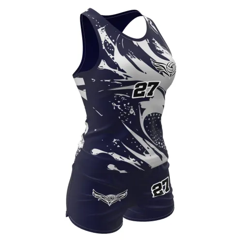 Camisa feminina de vôlei e futevôlei com estampa moderna em preto, branco e cinza, detalhes abstratos, número grande na frente e costas, nome personalizado e símbolo esportivo estilizado.