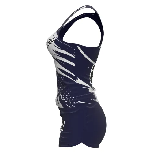 Camisa feminina de vôlei e futevôlei com estampa moderna em preto, branco e cinza, detalhes abstratos, número grande na frente e costas, nome personalizado e símbolo esportivo estilizado.