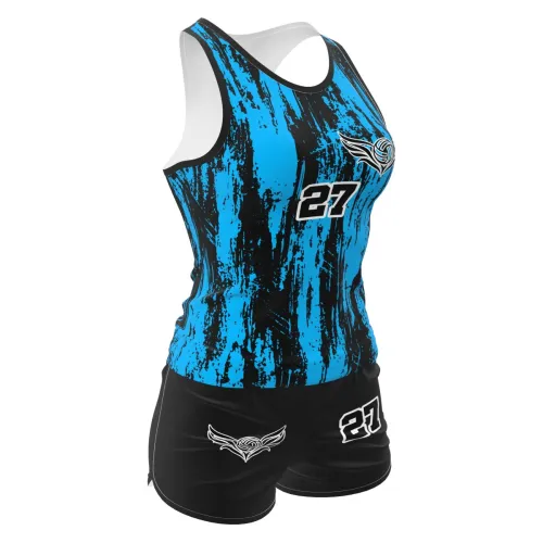 Camisa feminina de vôlei e futevôlei com estampa azul vibrante e detalhes pretos, número grande na frente e nas costas, nome personalizado e arte estilizada de bola com asas.