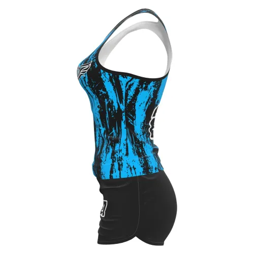 Camisa feminina de vôlei e futevôlei com estampa azul vibrante e detalhes pretos, número grande na frente e nas costas, nome personalizado e arte estilizada de bola com asas.