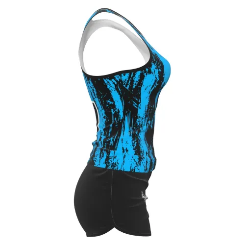 Camisa feminina de vôlei e futevôlei com estampa azul vibrante e detalhes pretos, número grande na frente e nas costas, nome personalizado e arte estilizada de bola com asas.