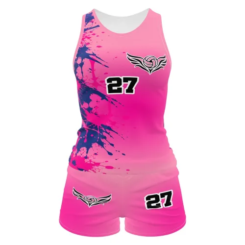 Camisa de vôlei e futevôlei feminina com estampa pink vibrante, detalhes em azul escuro em efeito splash, número grande e logo esportivo na frente e costas.
