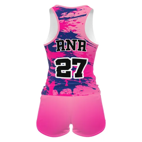 Camisa de vôlei e futevôlei feminina com estampa pink vibrante, detalhes em azul escuro em efeito splash, número grande e logo esportivo na frente e costas.