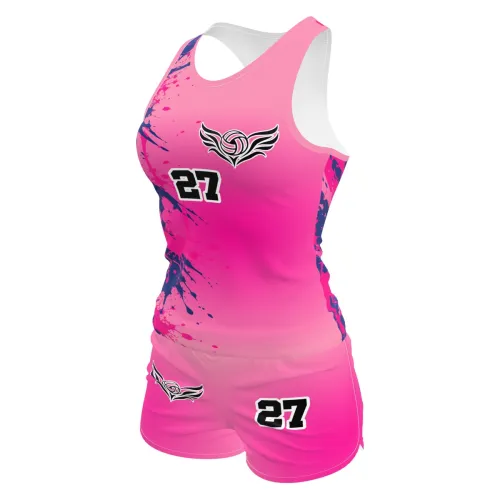 Camisa de vôlei e futevôlei feminina com estampa pink vibrante, detalhes em azul escuro em efeito splash, número grande e logo esportivo na frente e costas.