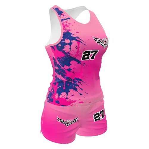 Camisa de vôlei e futevôlei feminina com estampa pink vibrante, detalhes em azul escuro em efeito splash, número grande e logo esportivo na frente e costas.