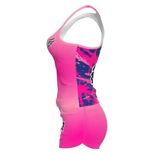 Camisa de vôlei e futevôlei feminina com estampa pink vibrante, detalhes em azul escuro em efeito splash, número grande e logo esportivo na frente e costas.