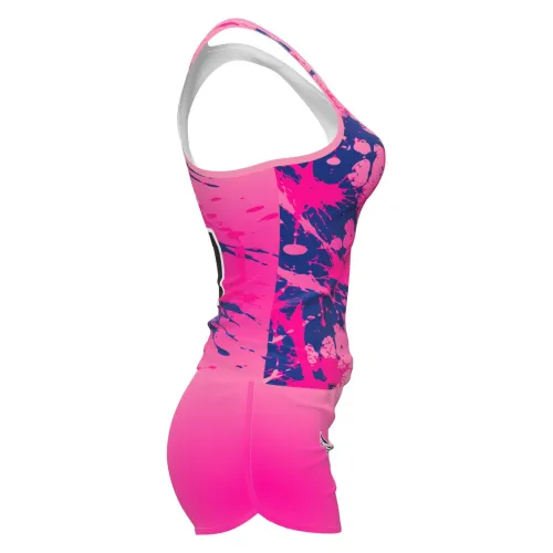 Camisa de vôlei e futevôlei feminina com estampa pink vibrante, detalhes em azul escuro em efeito splash, número grande e logo esportivo na frente e costas.