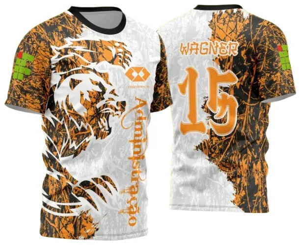 Camisa com arte frontal de urso feroz em laranja e branco sobre fundo manchado branco, detalhes pretos e laranja, com texto vertical 'Administração'; costas com nome 'WAGNER' e número 15 em laranja, fundo dividido entre branco e preto com manchas laranjas.