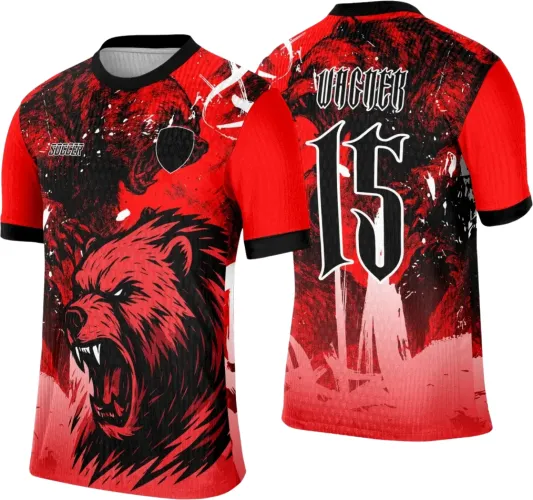 Camisa vermelha e preta com urso rugindo em destaque na frente, texto SOCCER e escudo preto, costas com número 15 branco contornado e texto SOCCER em fonte gótica no topo, mangas vermelhas com punho preto e fundo abstrato.