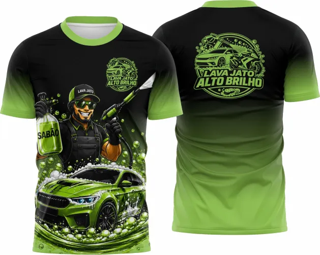 Camisa com logo no peito e estampa grande nas costas, apresentando design moderno inspirado em lavagem automotiva, ideal para quem gosta de estilo autêntico e visual marcante.