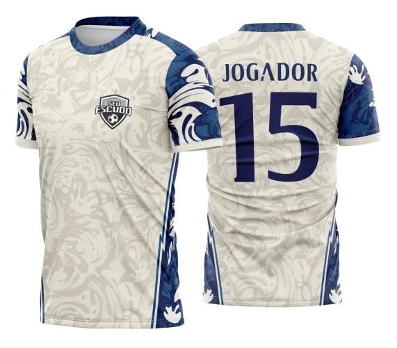 Camisa branca com logo no peito visível e estampa grande nas costas em estilo moderno que destaca a paixão pelo futebol escolar em evento animado.