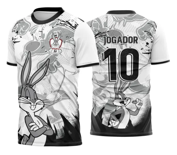 Camisa com logo no peito e estampa grande nas costas apresentando personagem Pernalonga no estilo interclasse, destacando cores vibrantes e design marcante para identificar times com personalidade única.