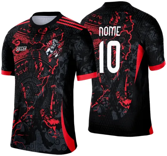 Camisa preta com detalhes vermelhos, frente exibindo Zeus segurando um raio e texto 'SOCCER', costas com nome 'NOME' e número '10' em branco, com padrões grafitados vermelhos e pretos ao fundo.