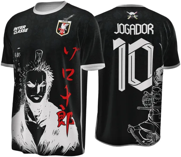 Camisa preta com gola e mangas brancas, frente com grande figura estilizada de Zoro em branco e preto cercada por textos em branco e vermelho, costas exibem número 10 e nome JOGADOR em branco, além de desenho de Zoro na parte inferior.