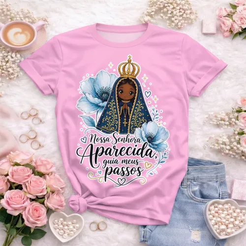 Camiseta rosa com Nossa Senhora Aparecida, padroeira do Brasil, flores e frase religiosa