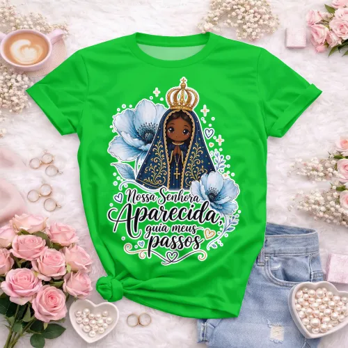 Mockup de camiseta rosa com Nossa Senhora Aparecida, flores azuis e detalhes de fé