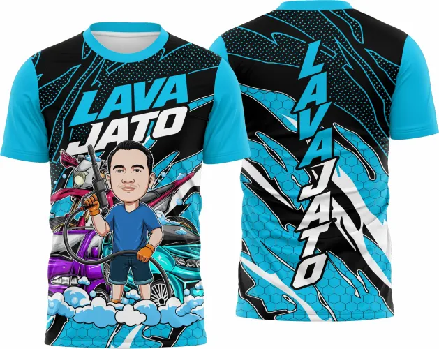 Foto de camisa com logo no peito e estampa grande nas costas, estilo lava jato de moto, com detalhes vibrantes e design moderno que destaca a paixão por motos em movimento.