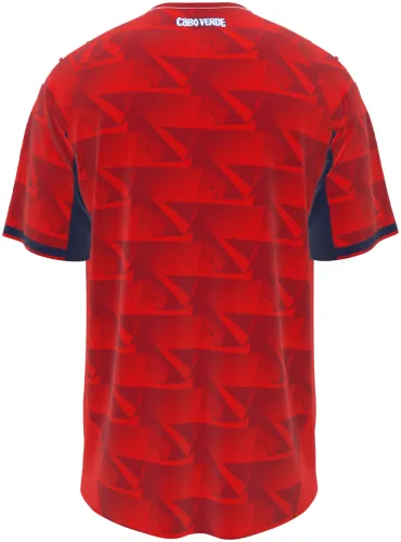 Camisa terceiro uniforme de Cabo Verde 2026 vermelha com setas tom sobre tom, frente e costas
