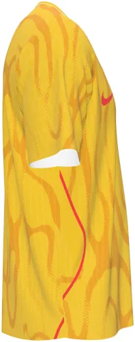 Camisa visitante da China 2026 amarela com dragões desenhados tom sobre tom, frente e costas