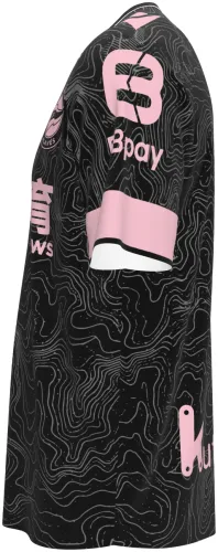 Camisa visitante do Deportivo Alavés 2026 - 2027 preta com curvas de nível e detalhes rosa, frente e costas