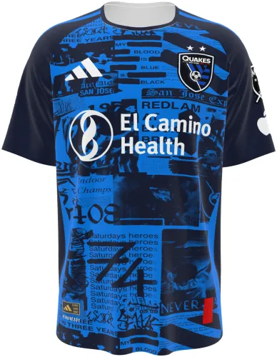 Camisa titular do San Jose Earthquakes 2026 azul com colagem de recortes de jornal, frente e costas