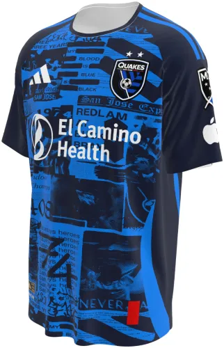 Camisa titular do San Jose Earthquakes 2026 azul com colagem de recortes de jornal, frente e costas