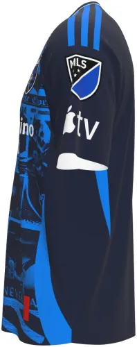 Camisa titular do San Jose Earthquakes 2026 azul com colagem de recortes de jornal, frente e costas