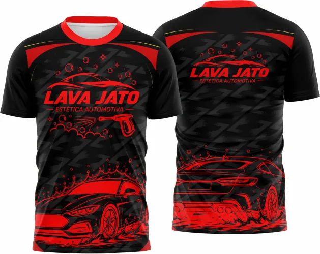 Camisa com logo no peito e estampa grande nas costas exibindo design temático de lava jato, destacando elementos que remetem ao serviço 24 horas com estilo vibrante e marcante.