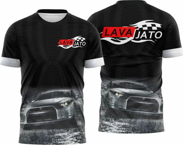 Camisa com logo no peito e estampa grande nas costas mostrando design dinâmico e impactante inspirado no tema Lava Jato, perfeita para quem busca estilo autêntico e personalidade marcante na peça.
