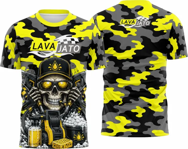 Camisa com logo no peito e estampa grande nas costas, mostrando design moderno inspirado em equipe de lavagem de carros, ideal para uniformes personalizados e eventos temáticos com visual marcante.