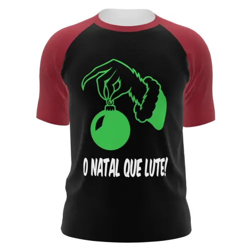 Camisa com fundo preto, mangas e gola vermelhas, estampa de mão verde segurando uma bola de Natal e a frase O NATAL QUE LUTE na frente, cobrindo toda a peça.