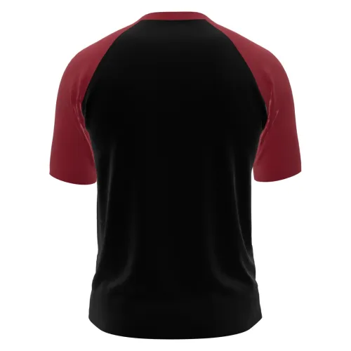 Camisa com fundo preto, mangas e gola vermelhas, estampa de mão verde segurando uma bola de Natal e a frase O NATAL QUE LUTE na frente, cobrindo toda a peça.