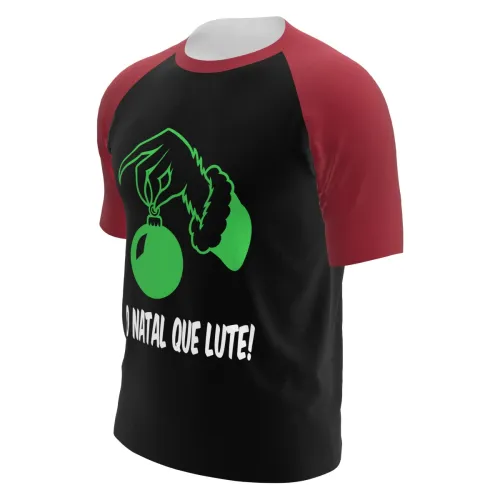 Camisa com fundo preto, mangas e gola vermelhas, estampa de mão verde segurando uma bola de Natal e a frase O NATAL QUE LUTE na frente, cobrindo toda a peça.