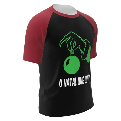 Camisa com fundo preto, mangas e gola vermelhas, estampa de mão verde segurando uma bola de Natal e a frase O NATAL QUE LUTE na frente, cobrindo toda a peça.