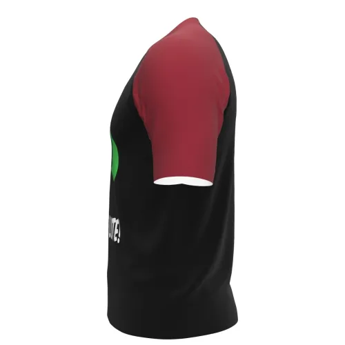 Camisa com fundo preto, mangas e gola vermelhas, estampa de mão verde segurando uma bola de Natal e a frase O NATAL QUE LUTE na frente, cobrindo toda a peça.