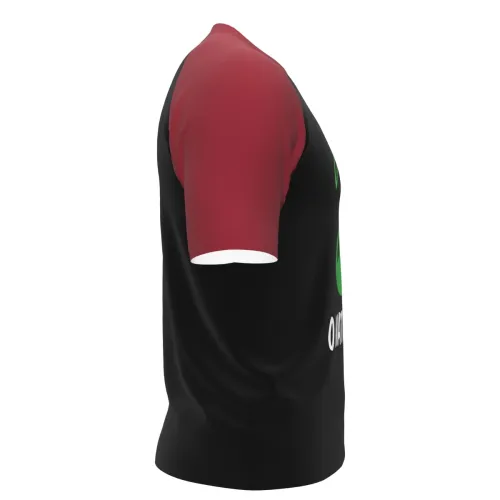 Camisa com fundo preto, mangas e gola vermelhas, estampa de mão verde segurando uma bola de Natal e a frase O NATAL QUE LUTE na frente, cobrindo toda a peça.