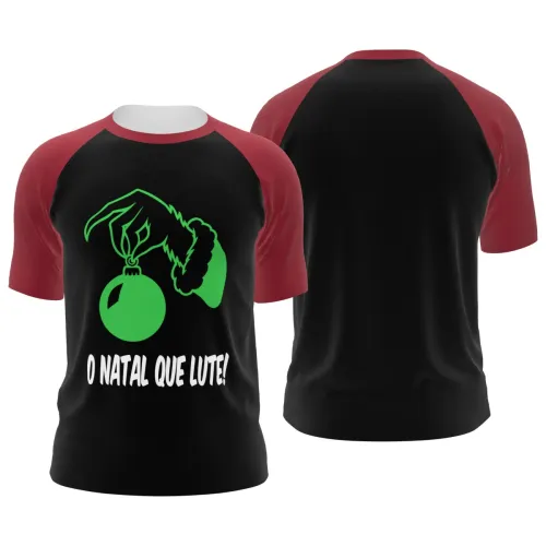 Camisa com fundo preto, mangas e gola vermelhas, estampa de mão verde segurando uma bola de Natal e a frase O NATAL QUE LUTE na frente, cobrindo toda a peça.