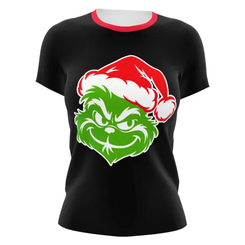 Camisa preta com gola vermelha, estampa grande de monstro verde sorridente usando gorro de Natal na frente, costas lisas e mangas sem detalhes.