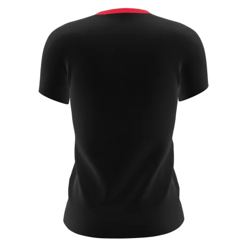 Camisa preta com gola vermelha, estampa grande de monstro verde sorridente usando gorro de Natal na frente, costas lisas e mangas sem detalhes.