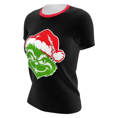 Camisa preta com gola vermelha, estampa grande de monstro verde sorridente usando gorro de Natal na frente, costas lisas e mangas sem detalhes.